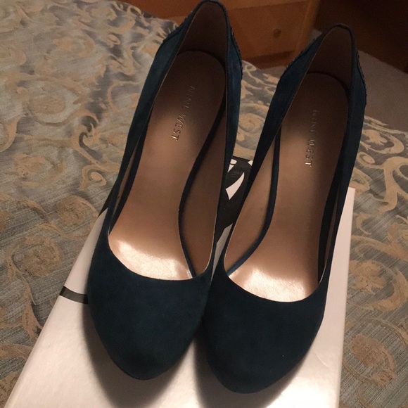 Green Rhinestone Pumps. - Picture 3 of 3